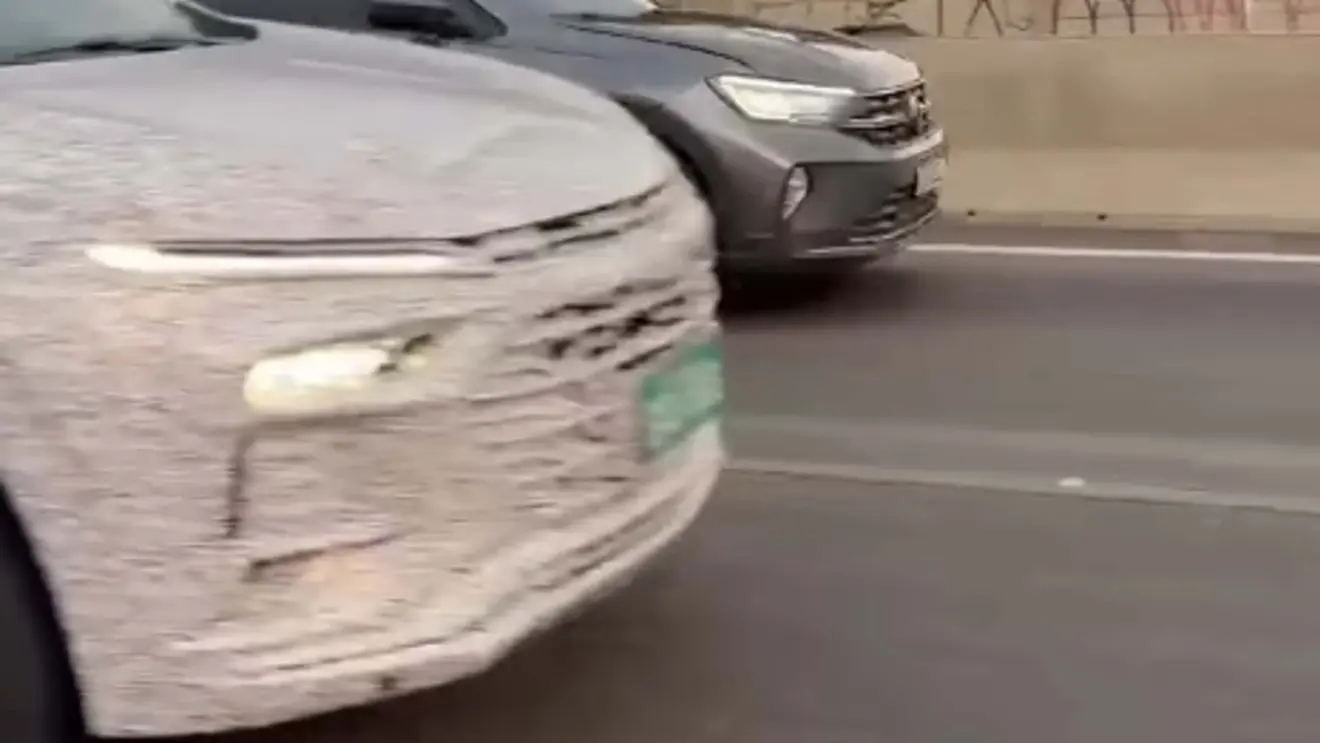 Dianteira camuflada de branco do Chevrolet Tracker reestilizado com faróis acesos