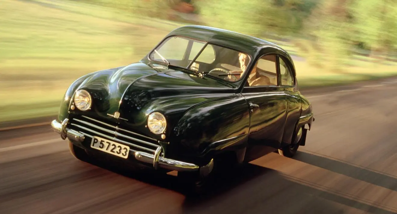 Saab 92 verde na estrada. A Saab foi um dos fabricantes de carros envolvidos com o setor aeroespacial