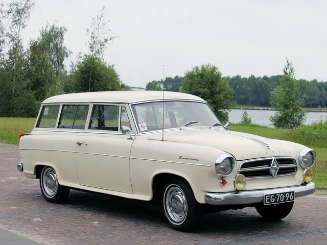 Borgward Isabella Kombi branco parado de frente com lago ao fundo