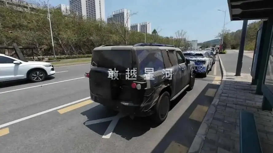 Protótipo camuflado do Fang Cheng Bao Tai 7, novo SUV elétrico da BYD e visto de trás