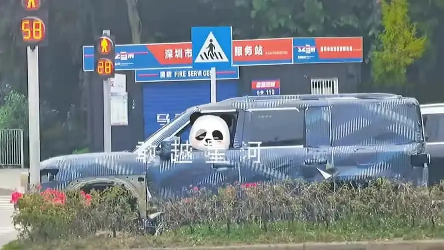 Protótipo camuflado do Fang Cheng Bao Tai 7, novo SUV elétrico da BYD e visto de lado