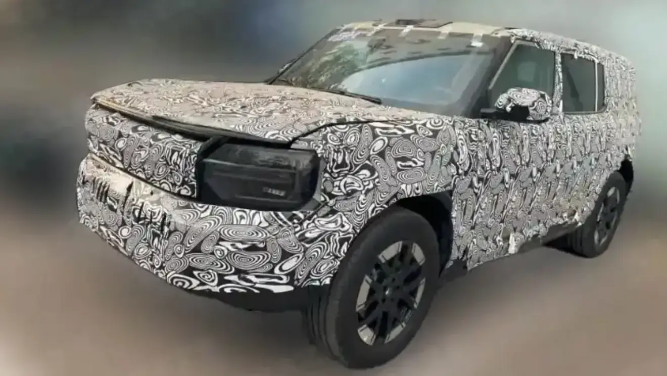 Protótipo do Ford Bronco camuflado de preto e branco e visto de lado