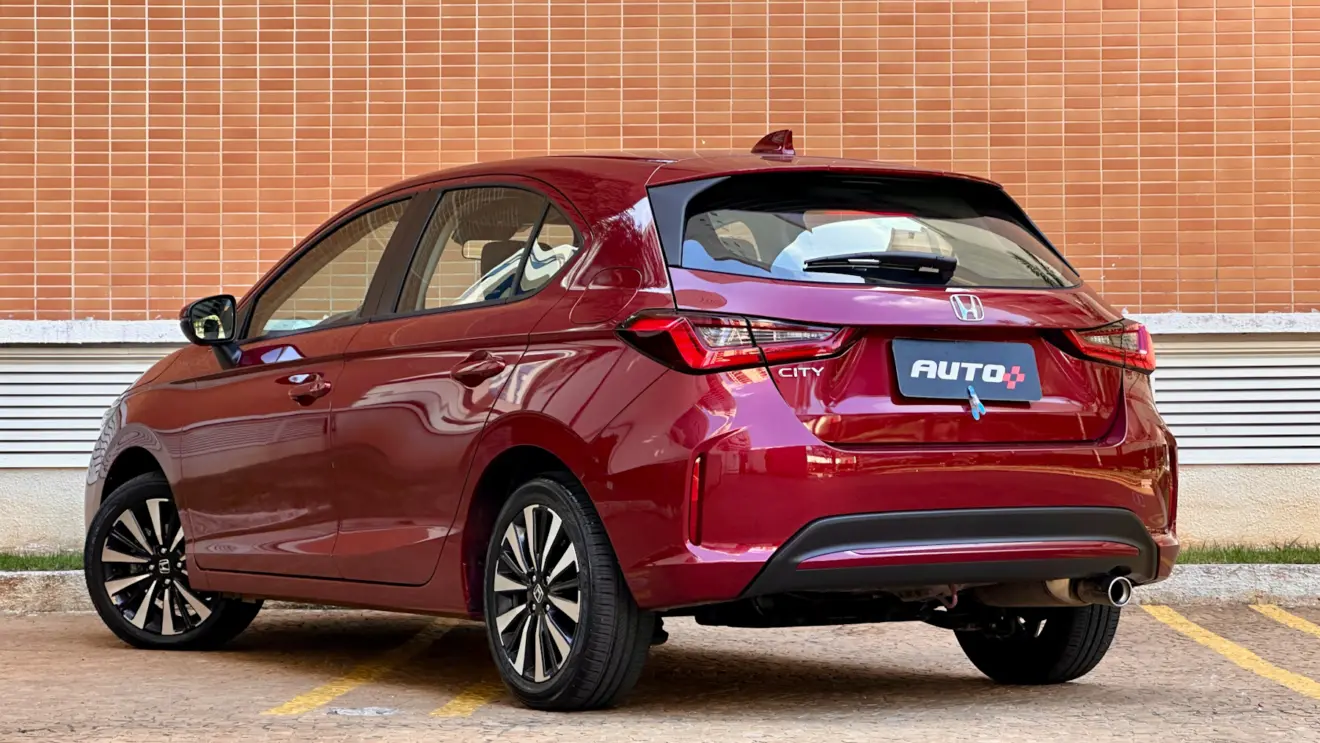Honda City Hatch EX vermelho de traseira