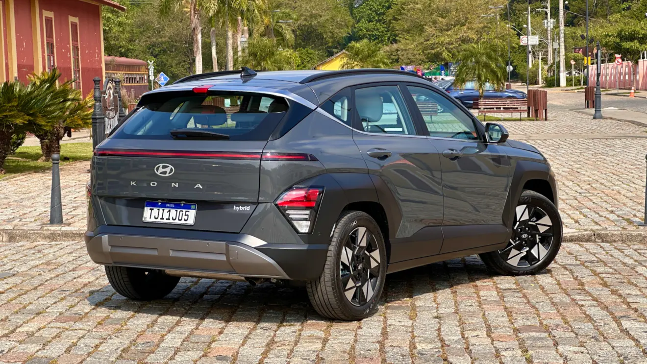 Hyundai Kona Hybrid cinza de frente