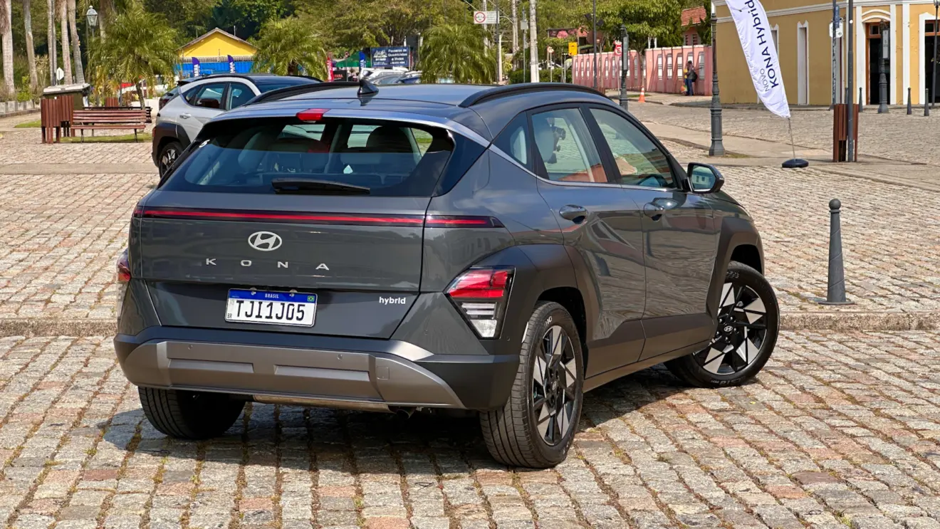 Hyundai Kona Hybrid cinza de traseira