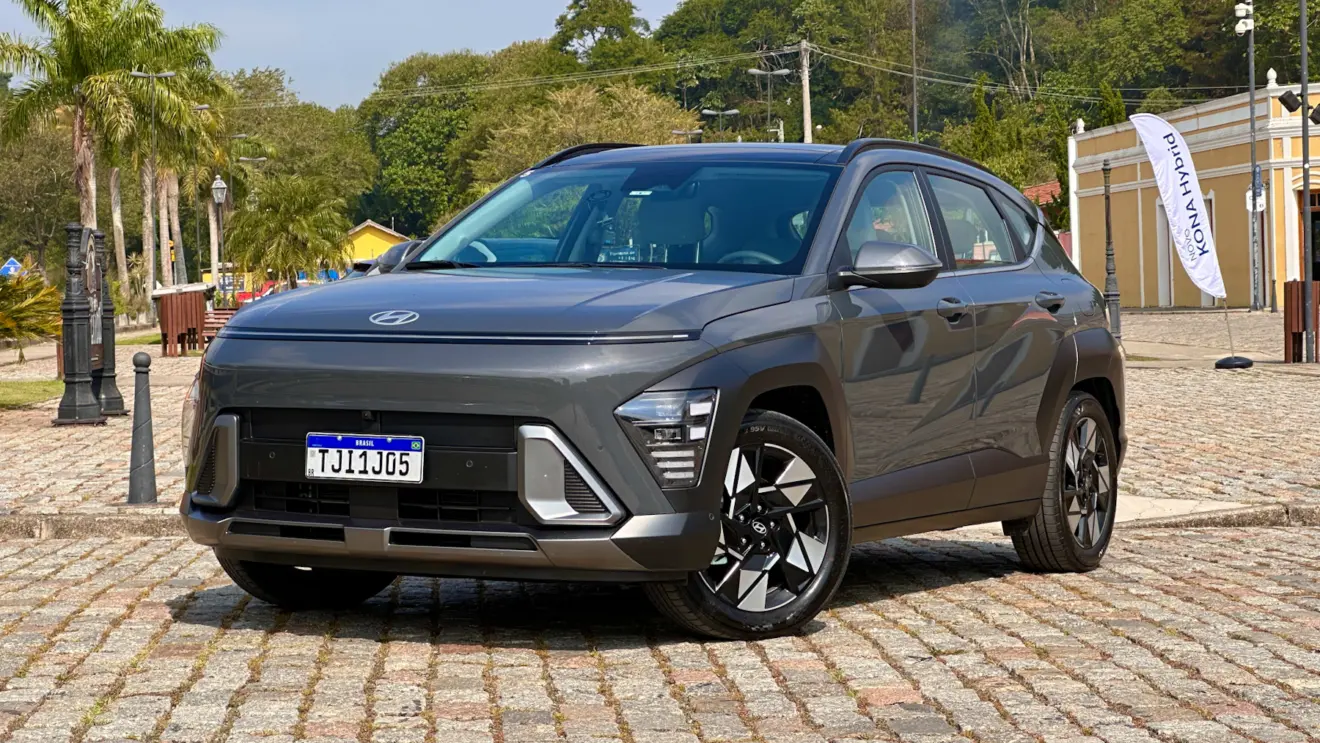 Hyundai Kona Hybrid cinza de frente