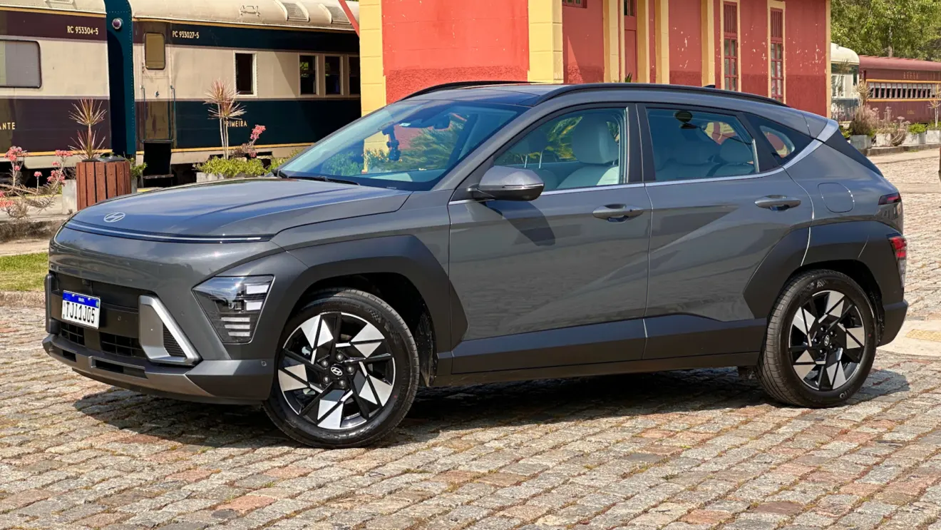 Hyundai Kona Hybrid cinza de lado