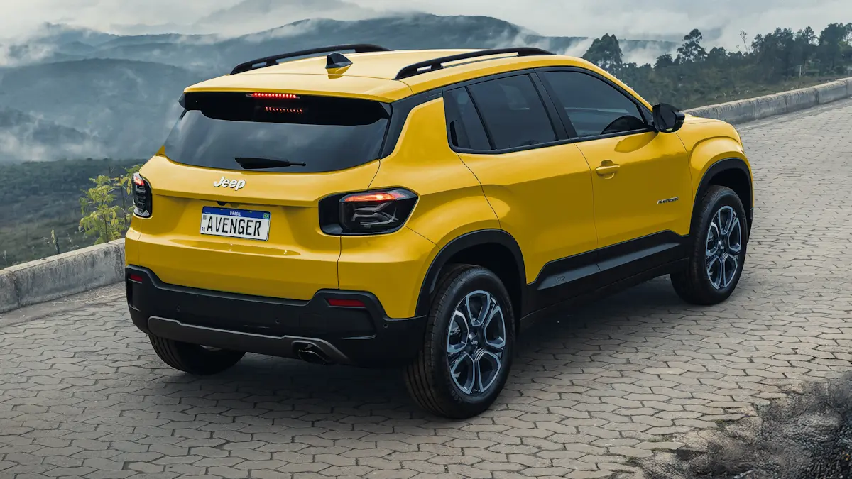 Jeep Avenger amarelo traseira subindo montanha