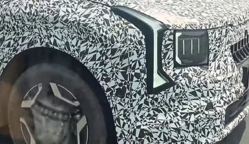 Detalhes do novo Kia Seltos camuflado de preto e branco e com faróis acesos
