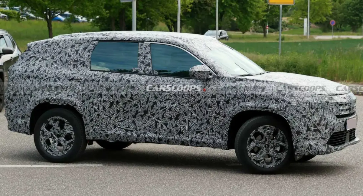 Novo SUV da Renault de lateral camuflado andando na cidade