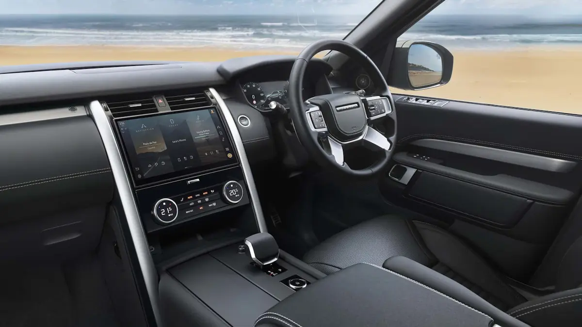Imagem mostra interior do Land Rover Discovery