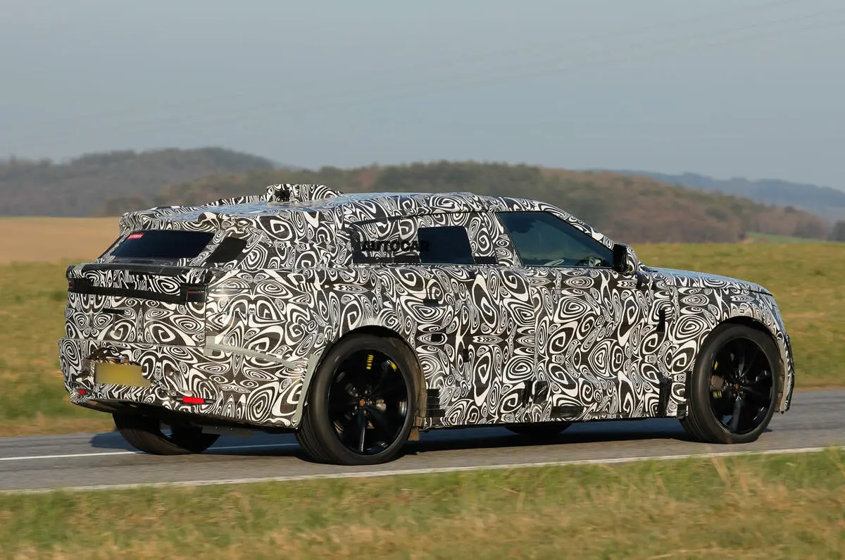 Protótipo do Land Rover Range Rover Velas elétrico camuflado de preto e branco, visto de trás