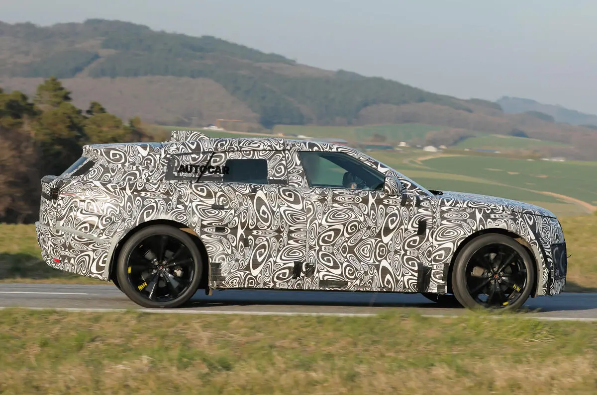 Protótipo do Land Rover Range Rover Velar elétrico camuflado de preto e branco, visto lateralmente
