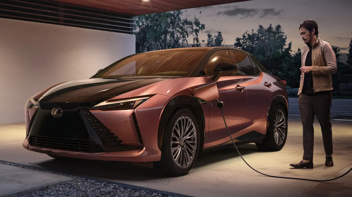 Lexus RZ 450e cobre com capô preto de frente carregando