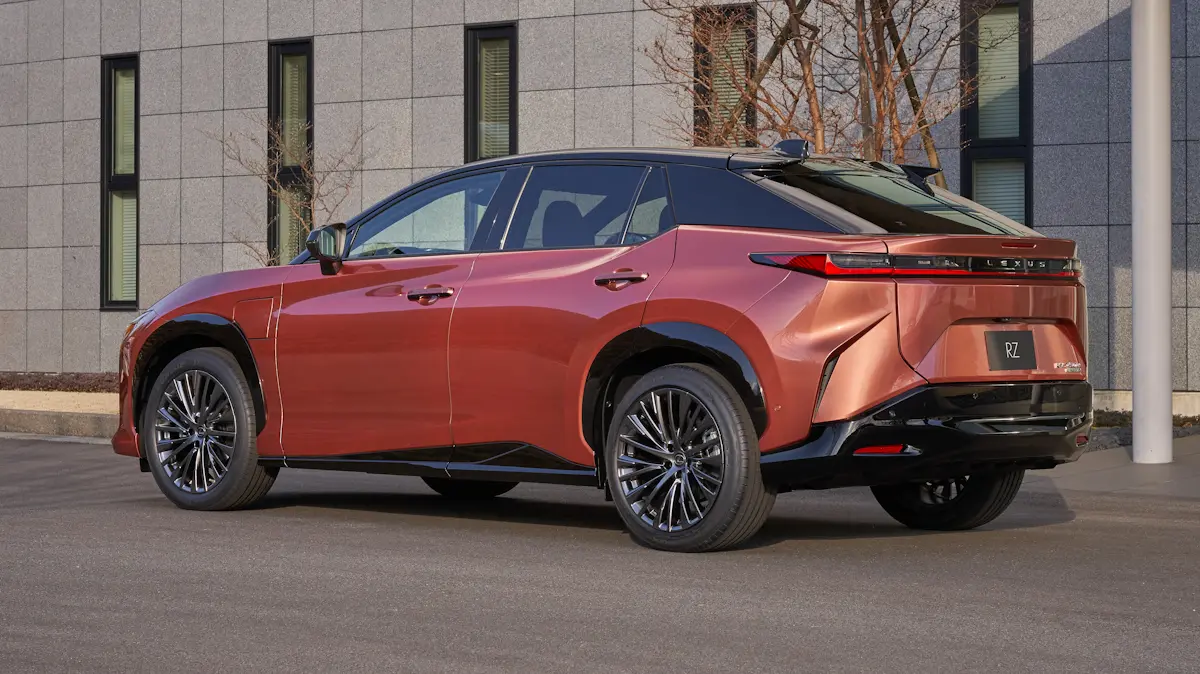 Lexus RZ 450e de traseira