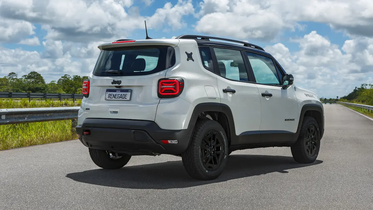 Jeep Renegade 10 Years branco de traseira em uma rua