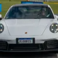 Porsche 911 Carrera branco de frente em uma pista