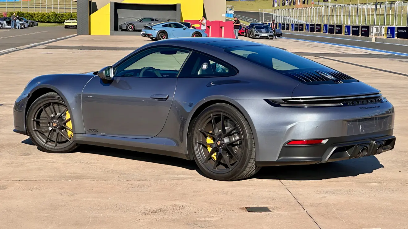 Porsche 911 GTS 2026 prata de traseira