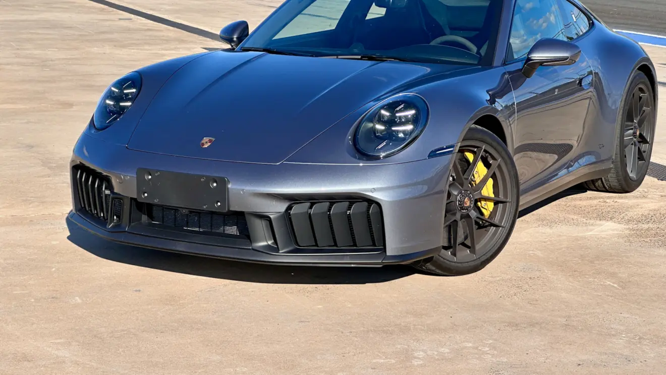 Frente do Porsche 911 GTS prata