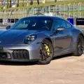 porsche 911 GTS prata de frente