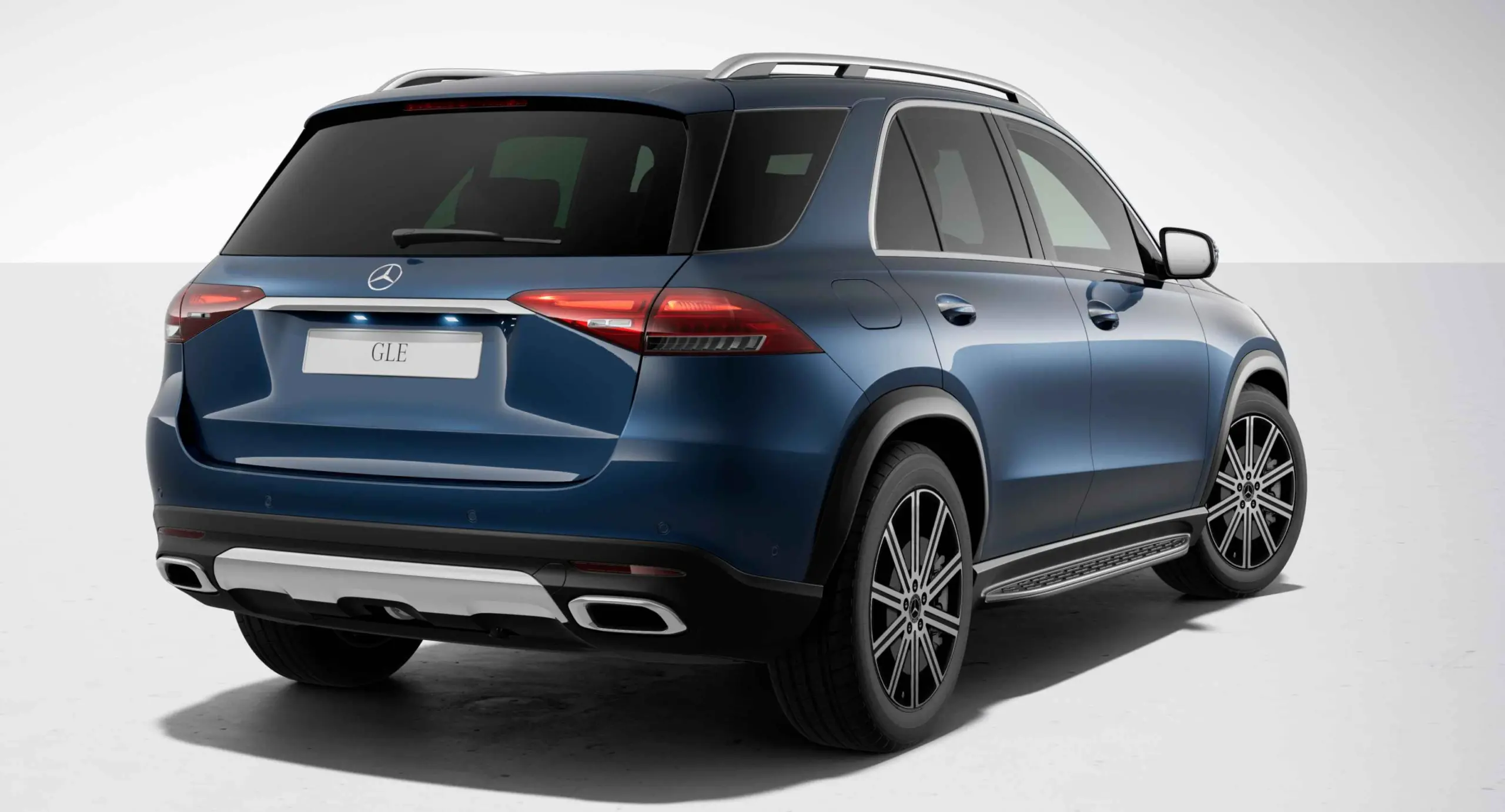 SUV Mercedes-Benz 450d azul de traseira com os faróis ligados e fundo branco