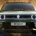 Dianteira do Renault 4 Savane 4x4 verde com detalhes pretos e faróis acesos
