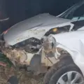 Ford Ka branco destruído após acidente na SC-154