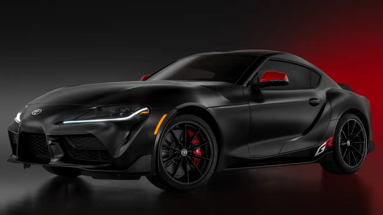Toyota GR Supra MkV Final Edition preto com detalhes vermelhos, visto de lado e com DRL's acesos
