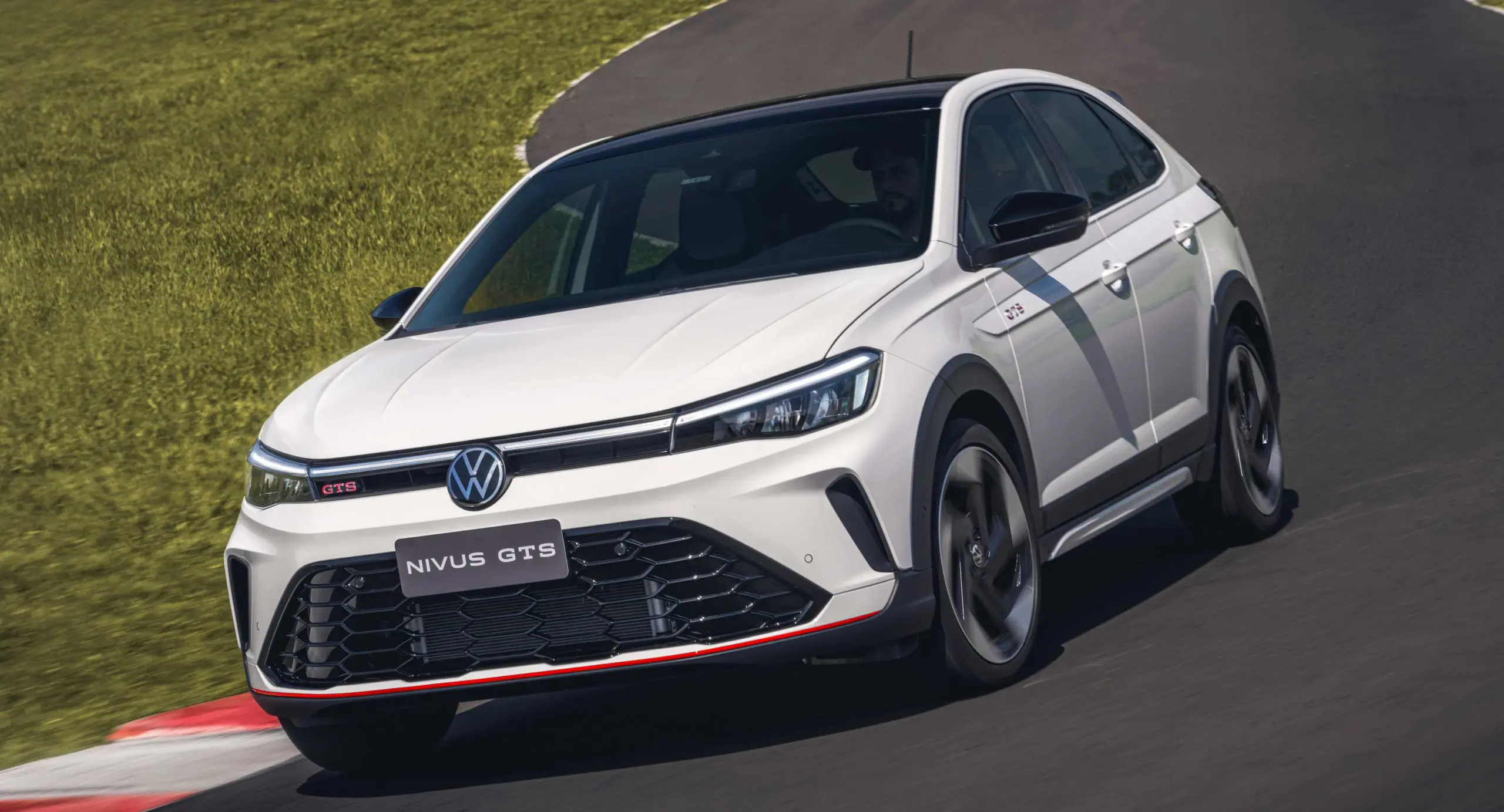 Volkswagen Nivus GTS branco andando na pista Volkswagen Nivus GTS branco andando na pista