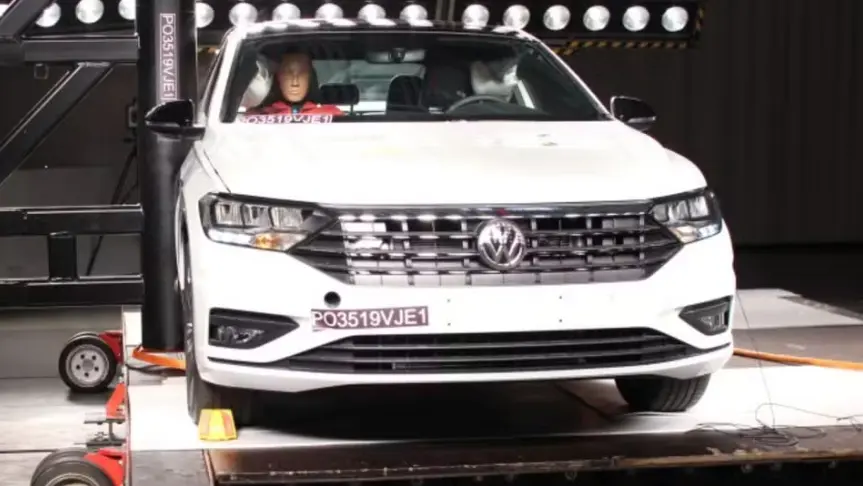 Volkswagen Jetta branco no teste de impacto do Latin NCAP