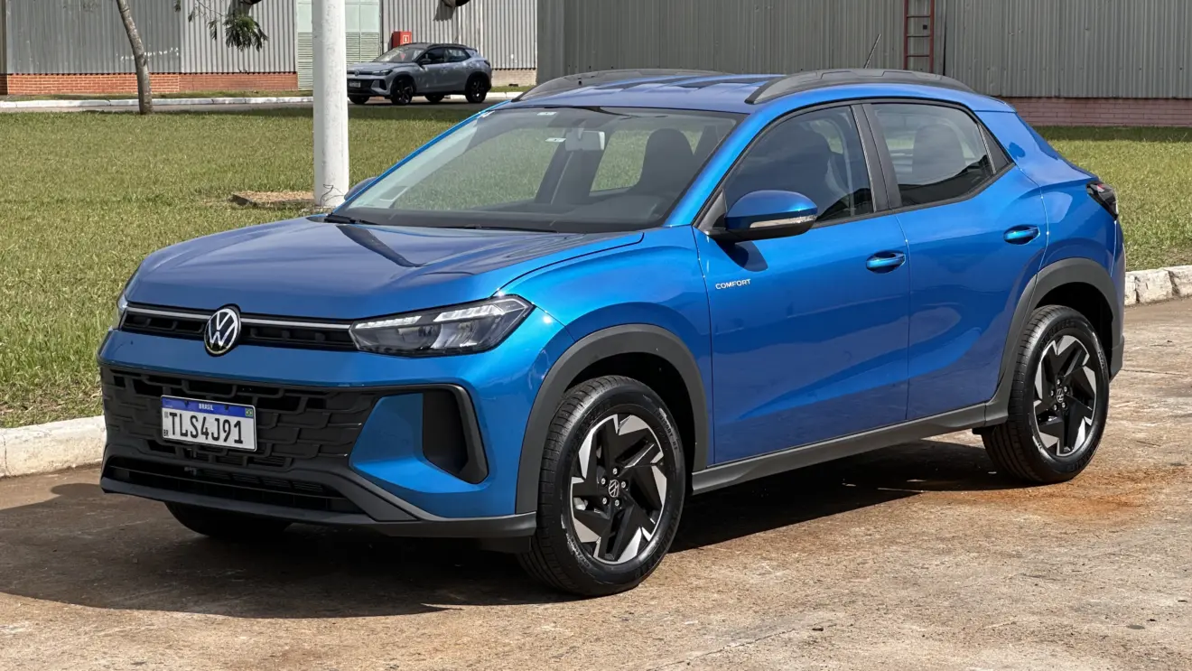 Volkswagen Tera Comfort TSI azul com detalhes pretos, visto de lado