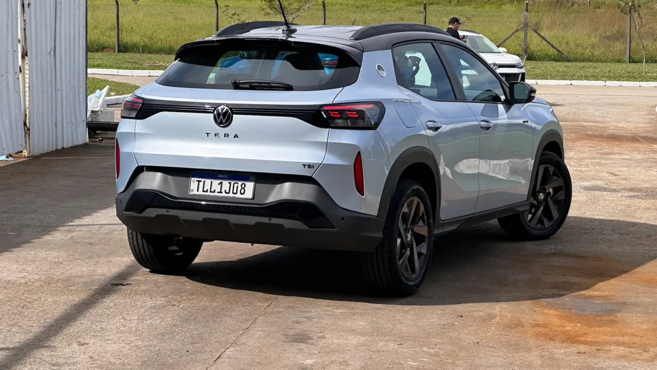 Volkswagen Tera High prata parado de traseira