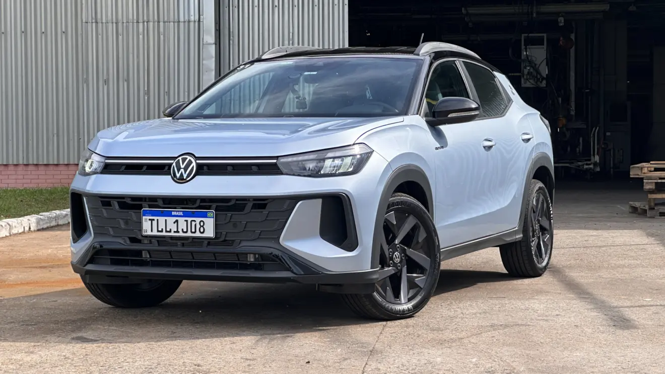 Volkswagen Tera High prata parado de frente com muro cinza ao fundo