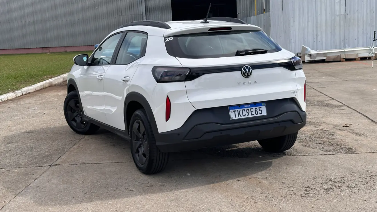 Volkswagen Tera TSI branco de traseira