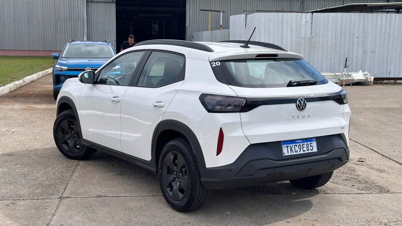 Volkswagen Tera TSI branco de traseira