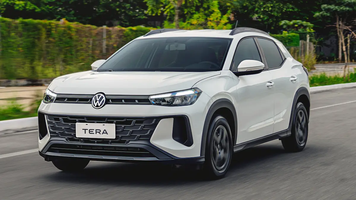 Volkswagen Tera branco de frente andando na cidade