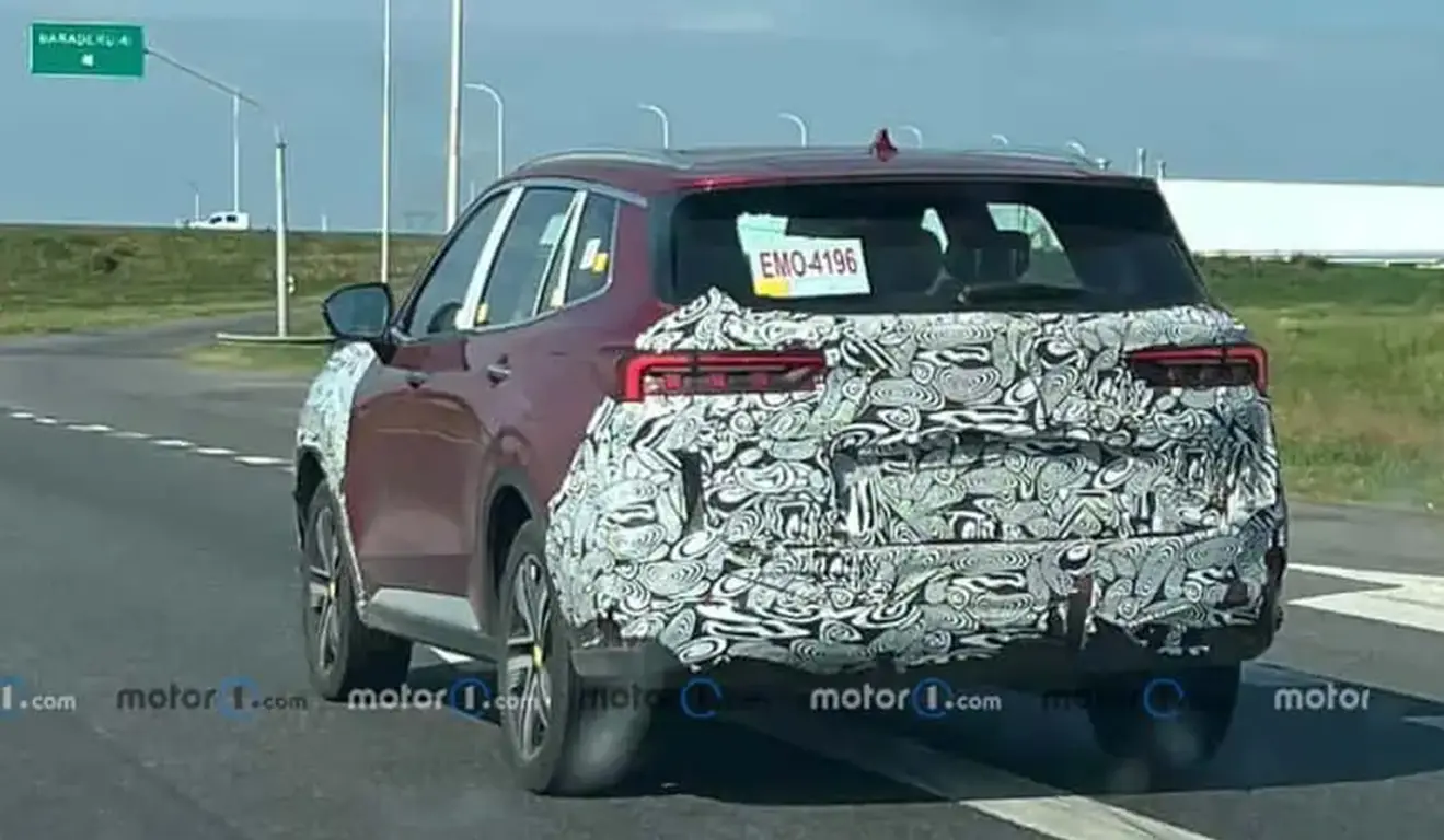 Imagem mostra Ford Territory camuflado de traseiro