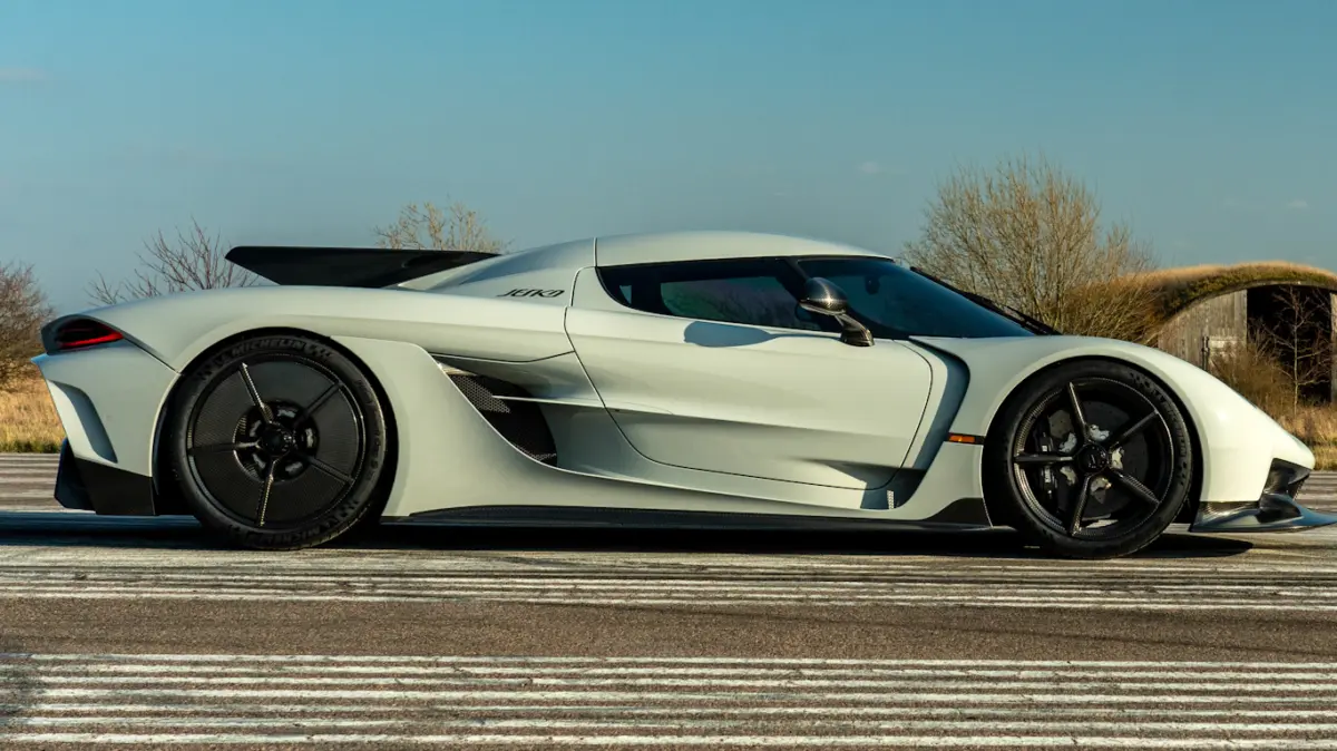 Koenigsegg Jesko Absolut cinza com partes pretas, visto de lado
