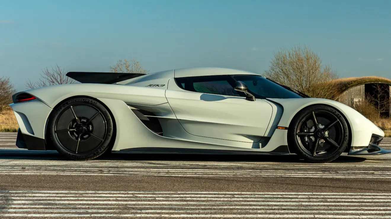 Koenigsegg Jesko Absolut cinza com partes pretas, visto de lado