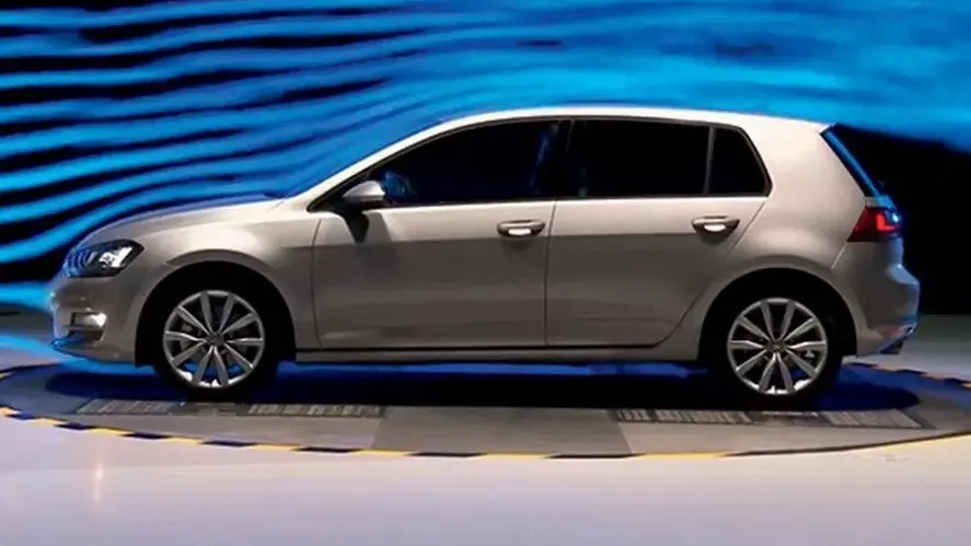 Volkswagen Golf prata de lado em túnel de vento limpador delete