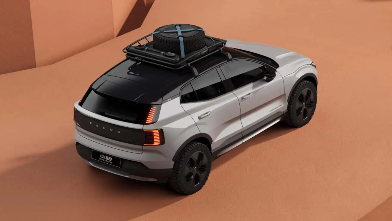 Volvo EX30 Cross Country prata fundo laranja com a parte de cima aparerente