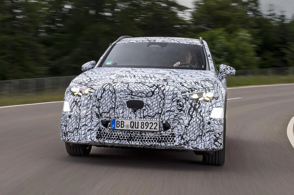 Mercedes-Benz GLC elétrico com camuflagem com a frente aparente