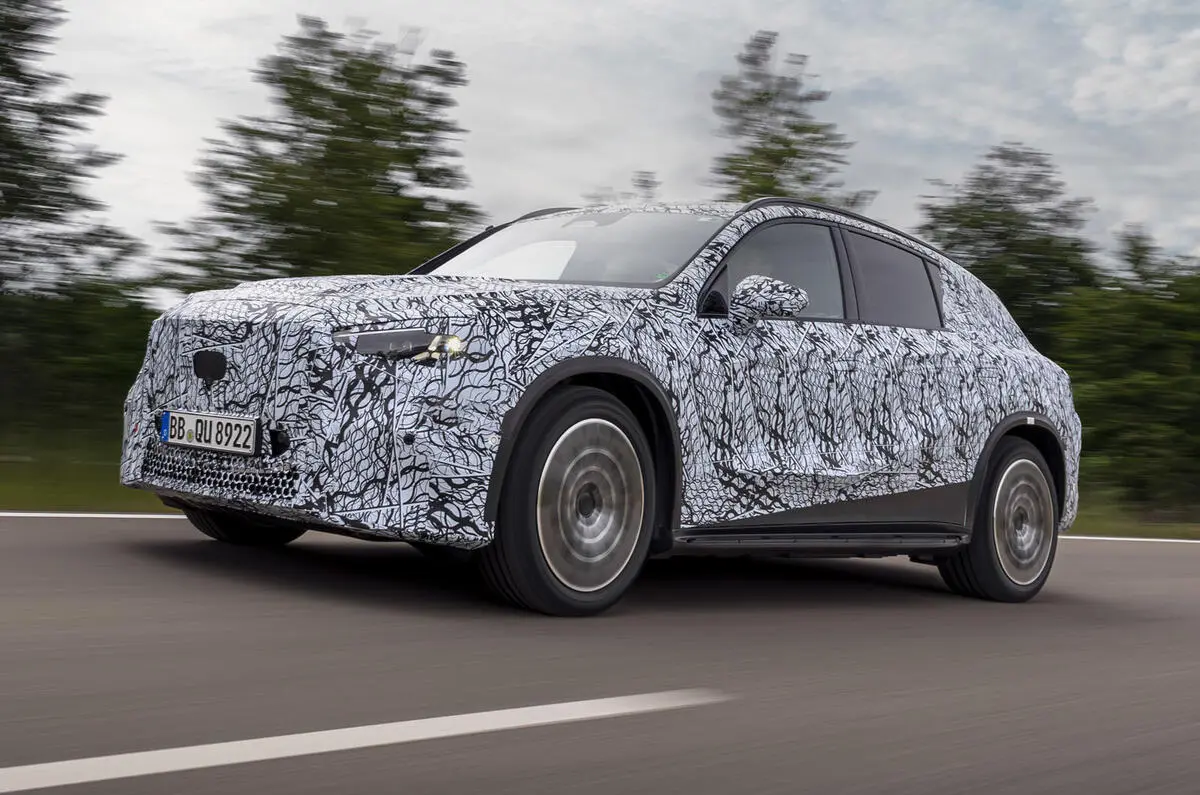 Mercedes-Benz GLC elétrico com camuflagem com a frente e lado aparente