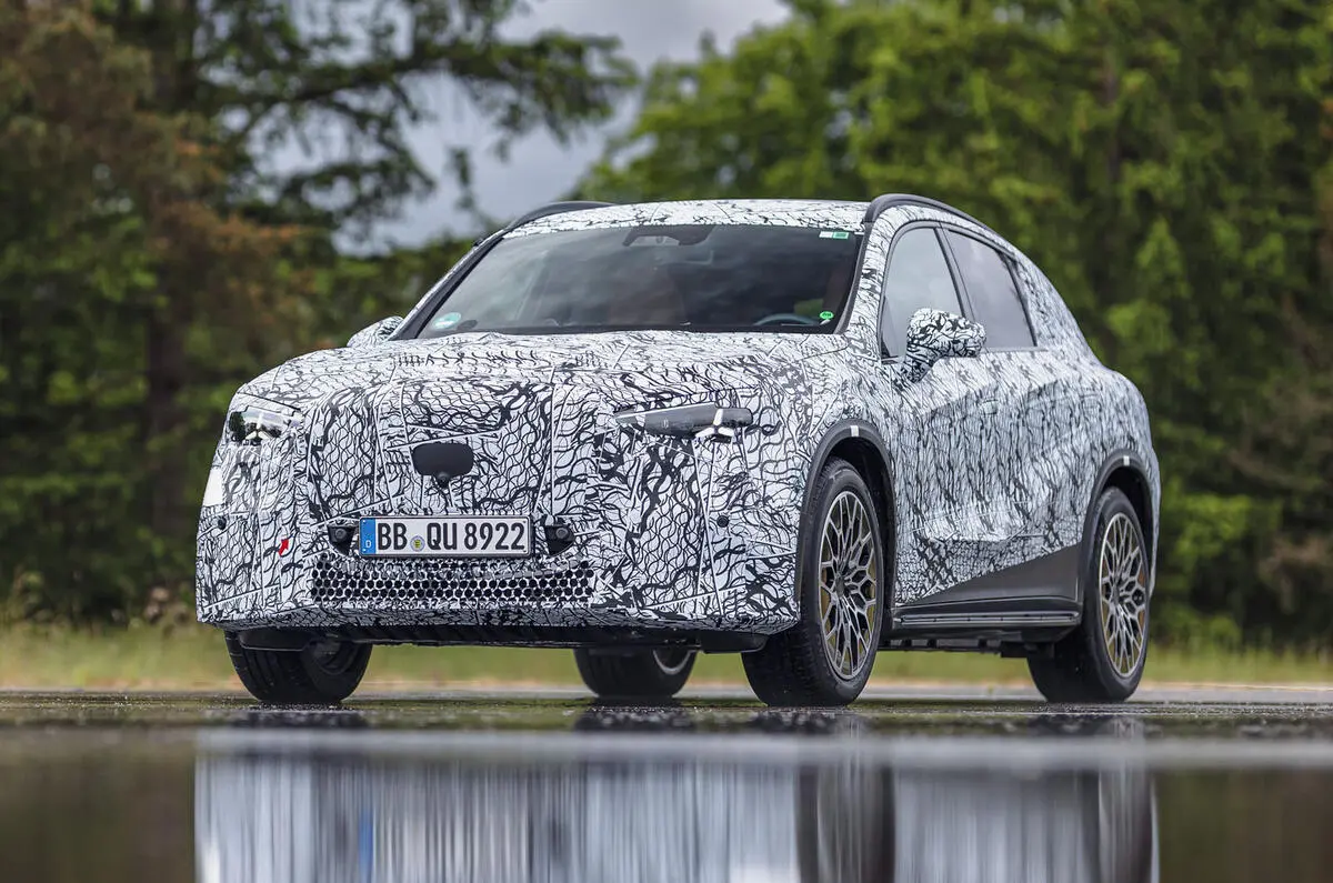 Mercedes-Benz GLC elétrico com camuflagem estático de frente e lado