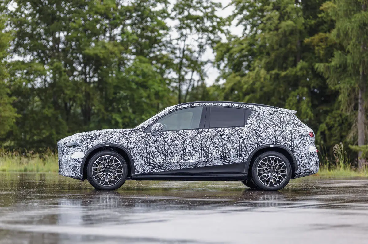Mercedes-Benz GLC elétrico com camuflagem estático de lado