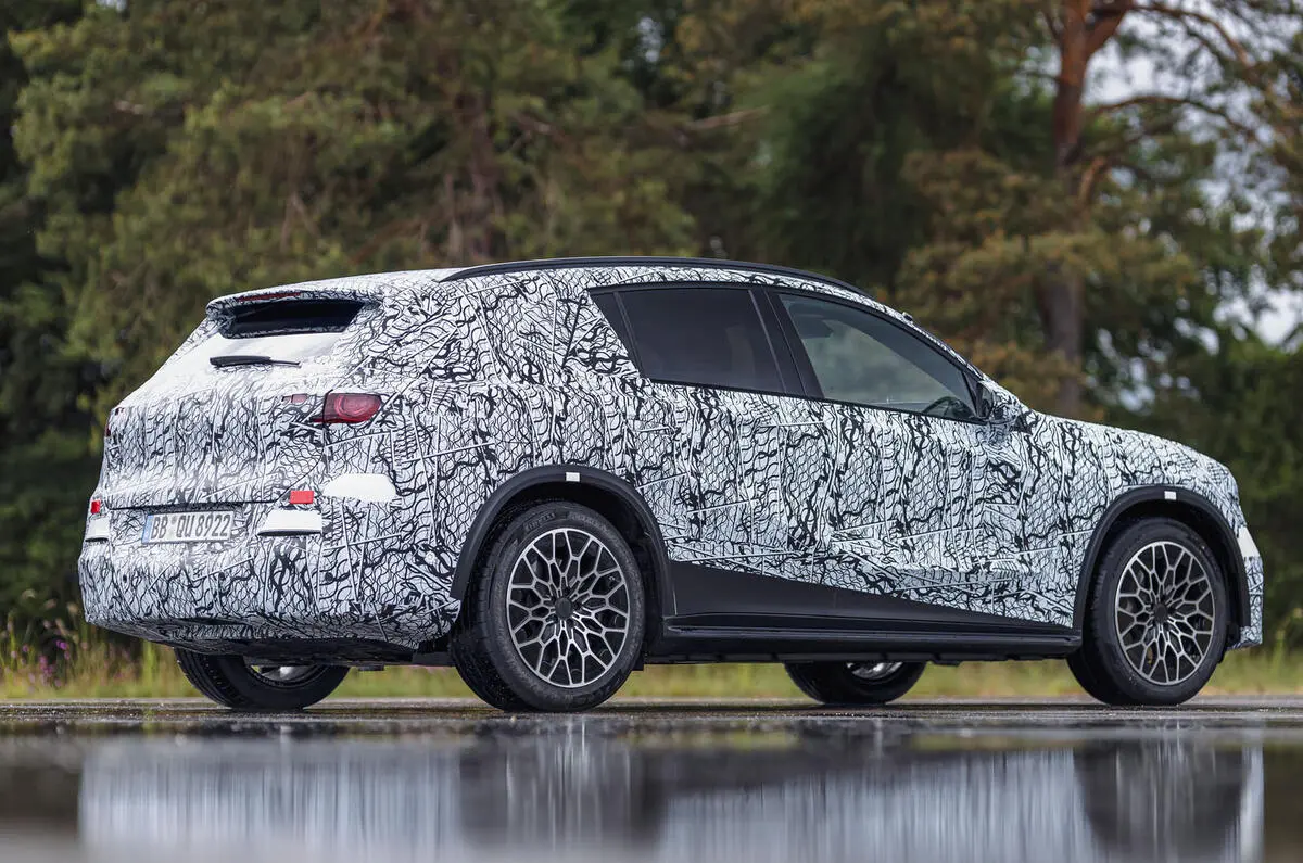 Mercedes-Benz GLC elétrico com camuflagem estático de traseira e lado