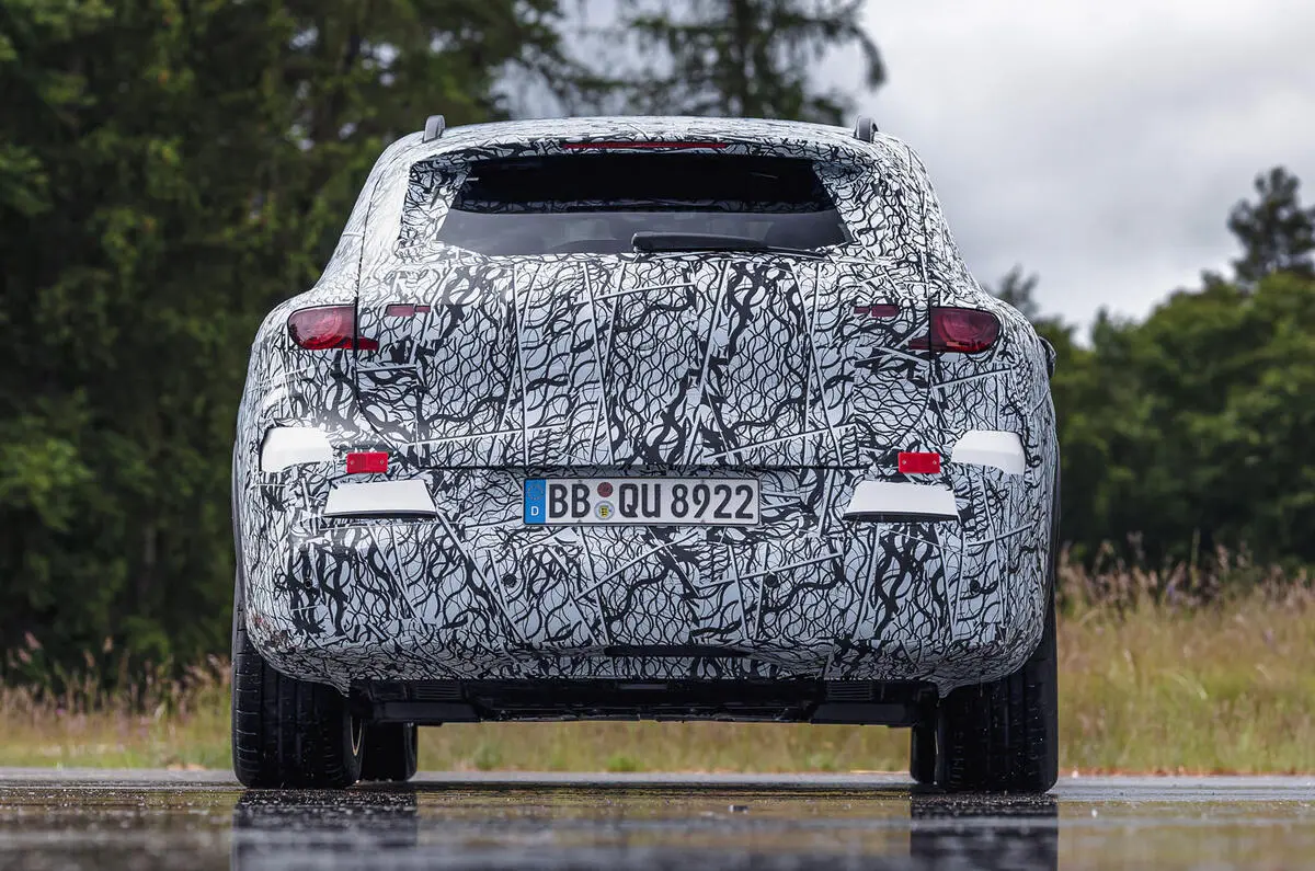 Mercedes-Benz GLC elétrico com camuflagem estático de traseira