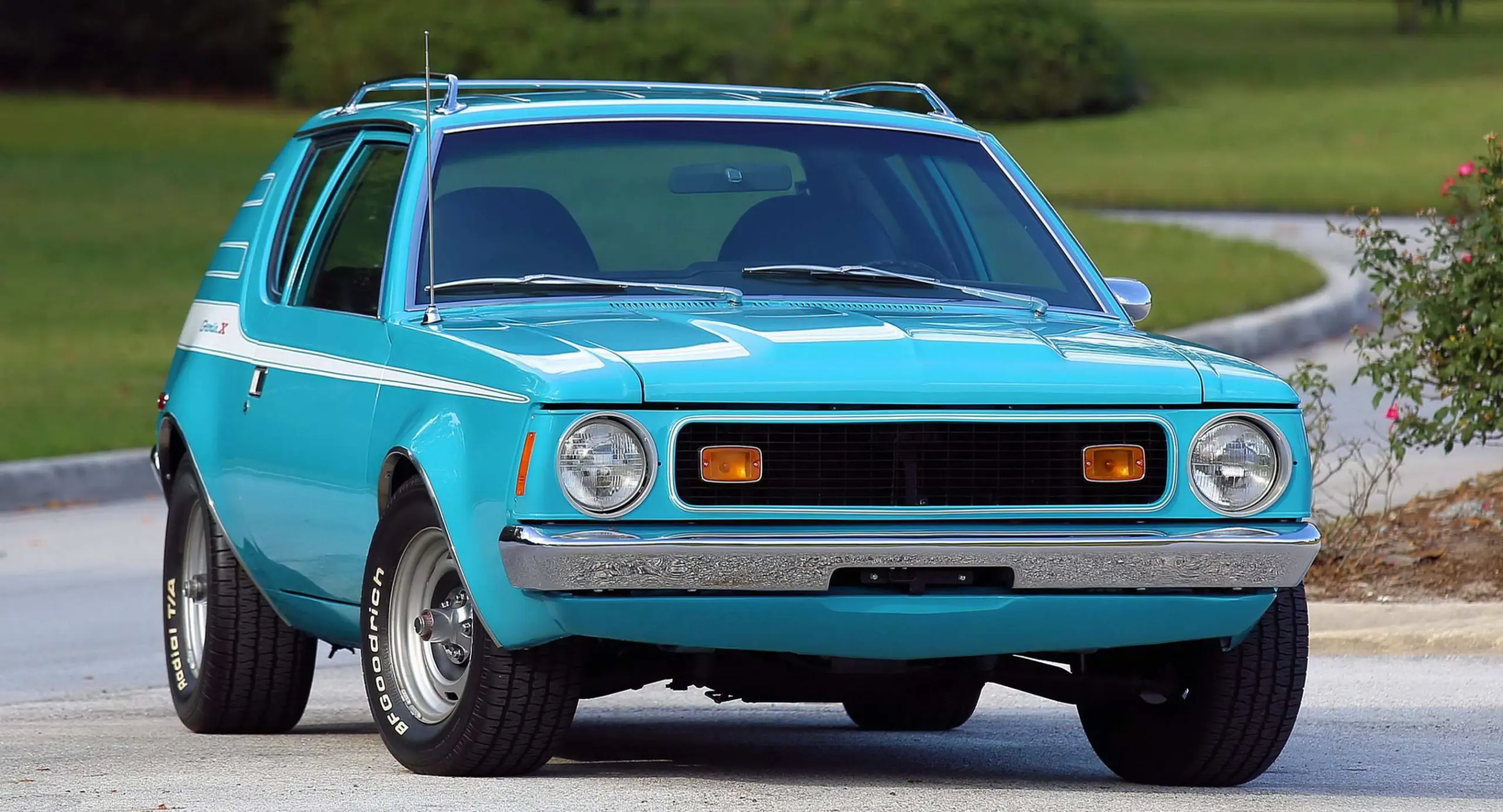AMC Gremlin azul parado de frente é um dos carros com nome de dar medo