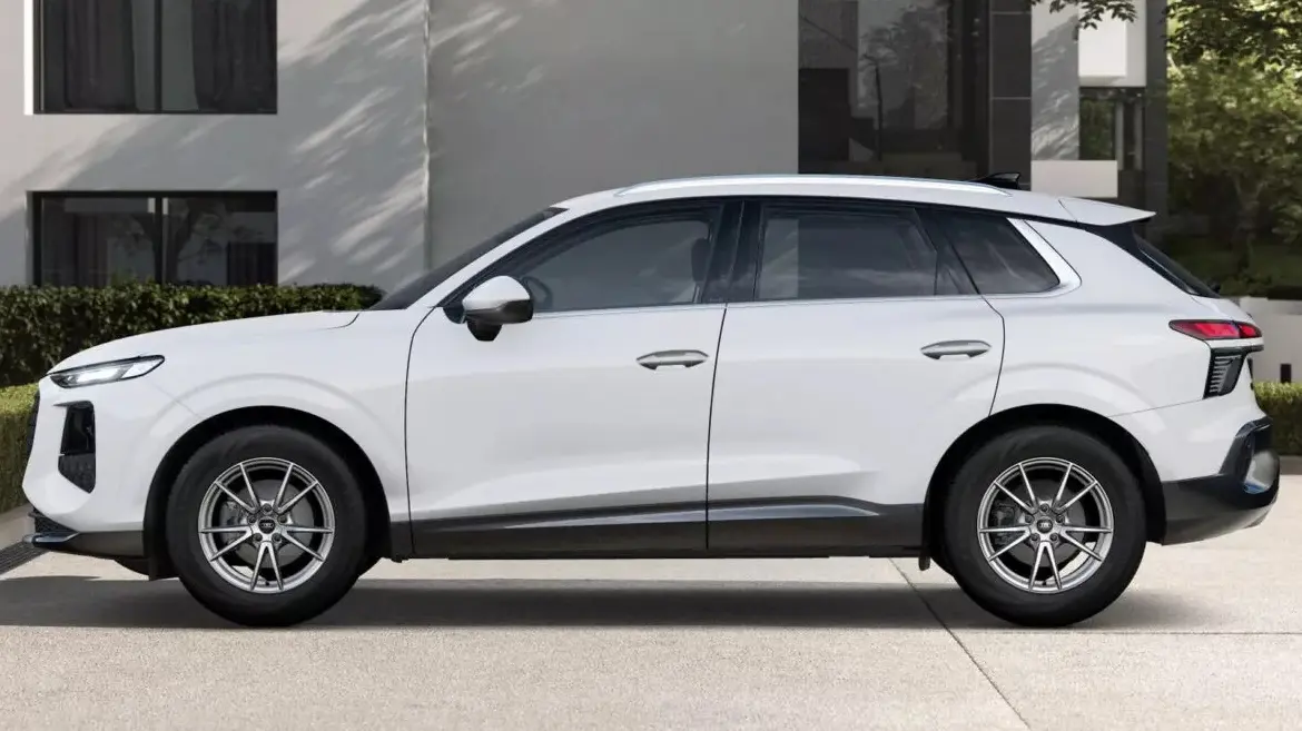 Novo Audi Q3 Basis pintado de branco, visto de lado