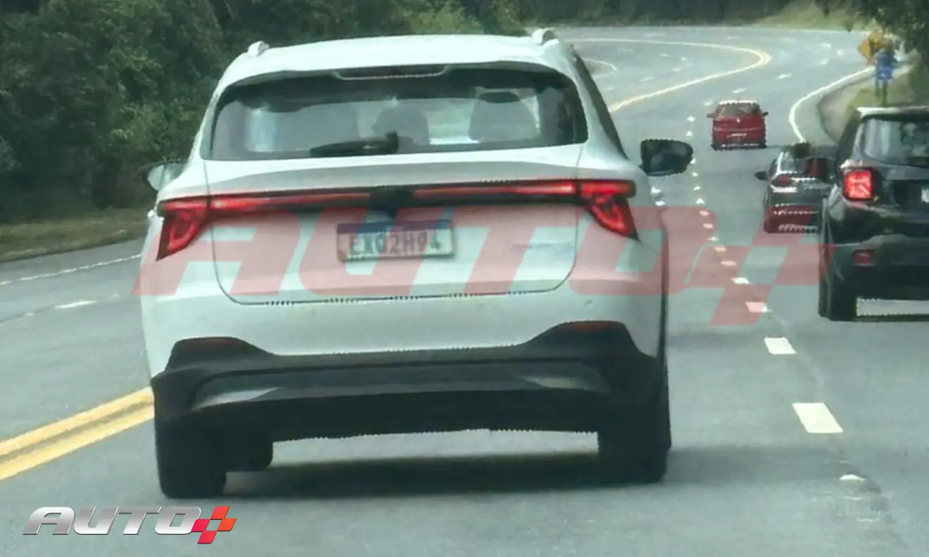 Protótipo branco do MG S5 elétrico, visto de trás e com lanternas acesas